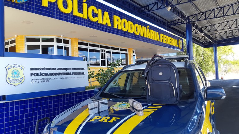 PRF prende em Vitória da Conquista traficante com cocaína num ônibus de viagem