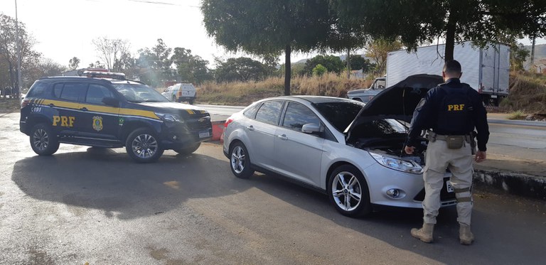 PRF recupera carro roubado que circulava clonado no Oeste da Bahia