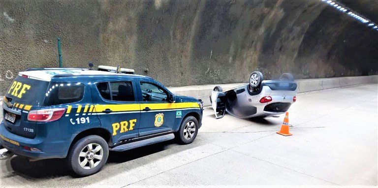 PRF recupera Renault/Kwid roubado após motorista fugir de abordagem e causar acidente em túnel