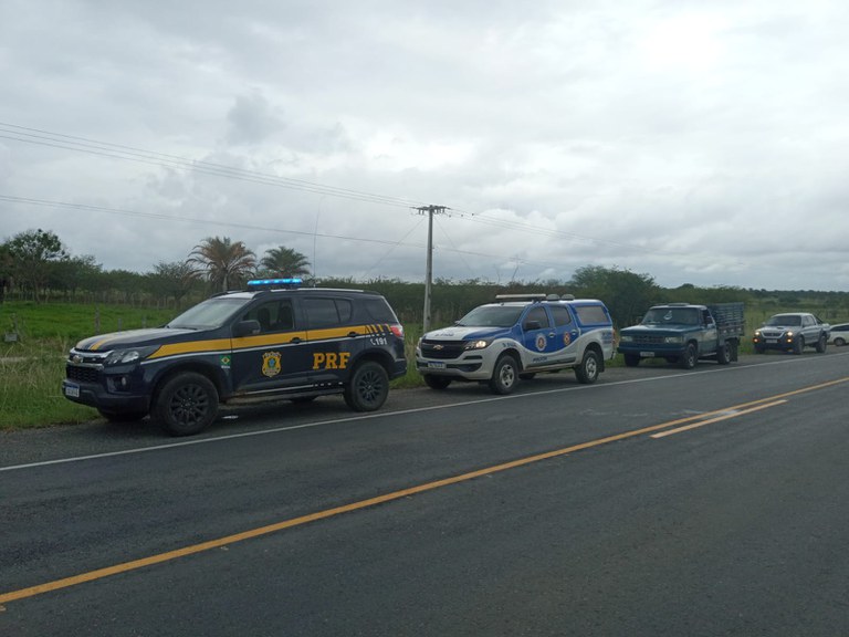 Em Senhor do Bonfim (BA), ação integrada entre PRF e PM recupera veículo furtado momentos após o crime
