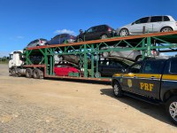 Após abordagem a caminhão cegonha, PRF encontra VW/Fox roubado no compartimento de carga