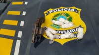 Após tentativa de fuga da fiscalização, PRF apreende cocaína, maconha e arma de fogo que foram arremessados pela janela de carro