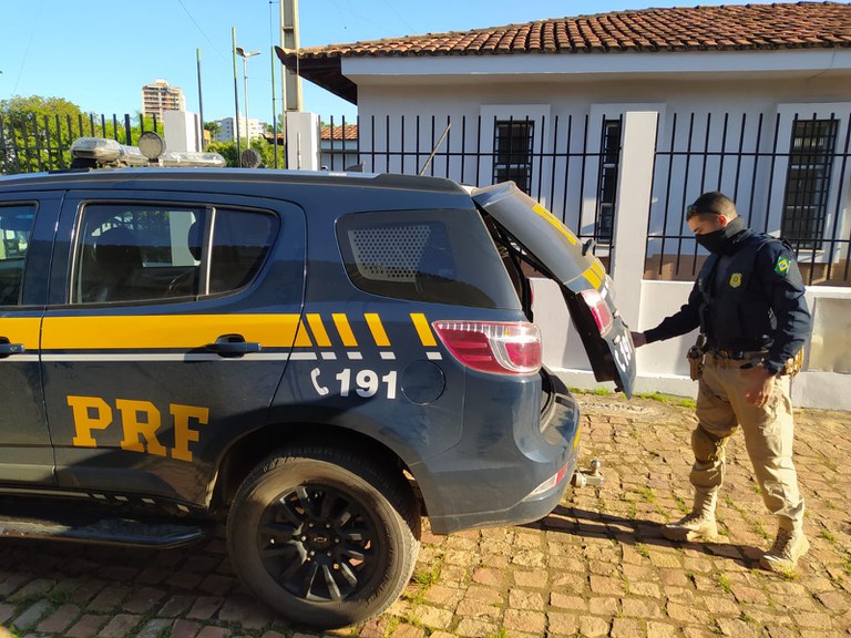 Durante fiscalização de trânsito, PRF prende condutor com mandado de prisão por estupro.