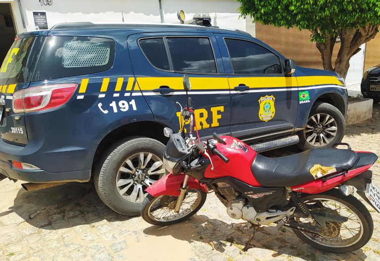Moto Honda Cg 150 roubada é recuperada pela PRF na BR 235 em Jeremoabo (BA)