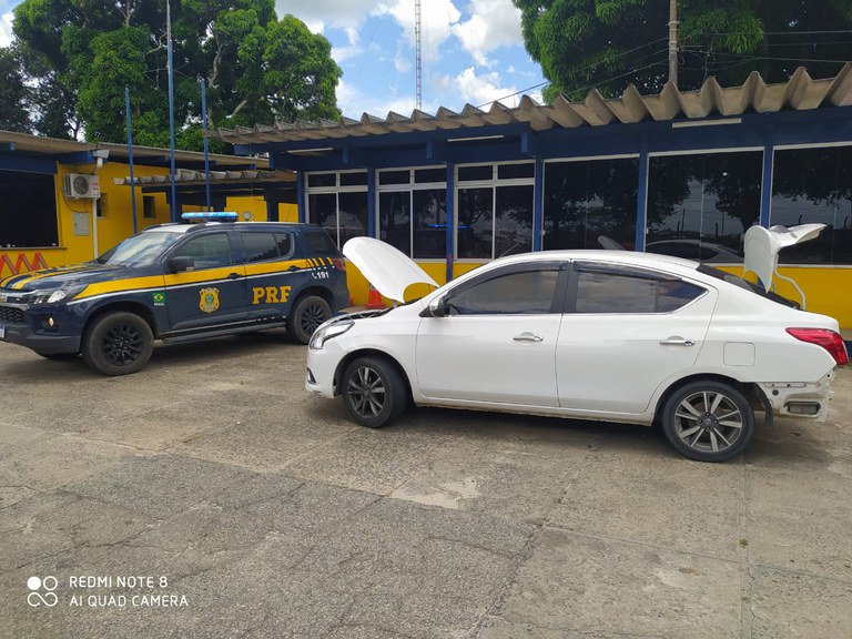 PRF flagra adolescente dirigindo um carro roubado e com placas clonadas