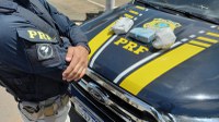 PRF prende foragido da justiça transportando crack e cocaína em ônibus de transporte interestadual em Seabra (BA)