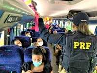 PRF realiza ação educativa em transporte coletivo no terminal rodoviário de Salvador