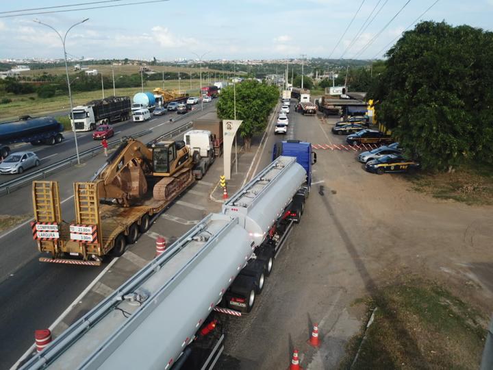 PRF realiza operação na Bahia e intensifica fiscalização a veículos de cargas superdimensionadas,  excedentes e serviços de escolta; 680 toneladas de excesso de peso foram retirados das rodovias