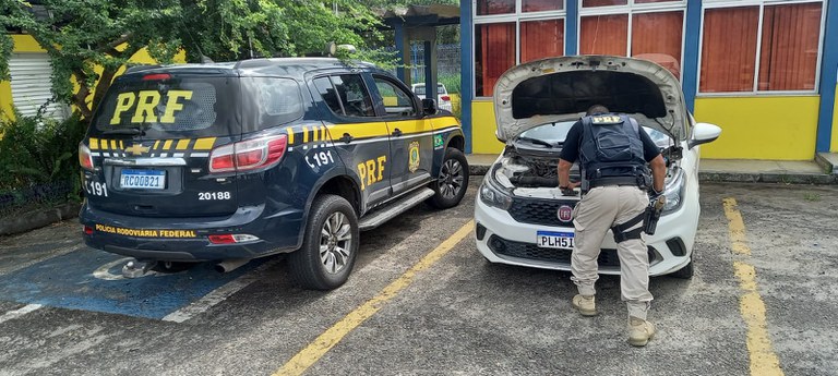 PRF recupera carro roubado e prende homem em Simões Filho (BA)