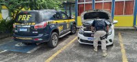 PRF recupera carro roubado e prende homem em Simões Filho (BA)