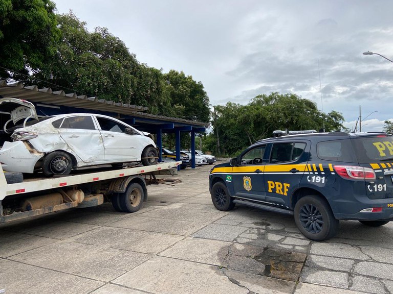 PRF recupera veículo roubado e abandonado na rodovia após acidente na BR367