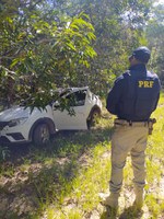 PRF recupera veículo roubado em Salvador (BA) que foi abandonado em matagal no Oeste da Bahia