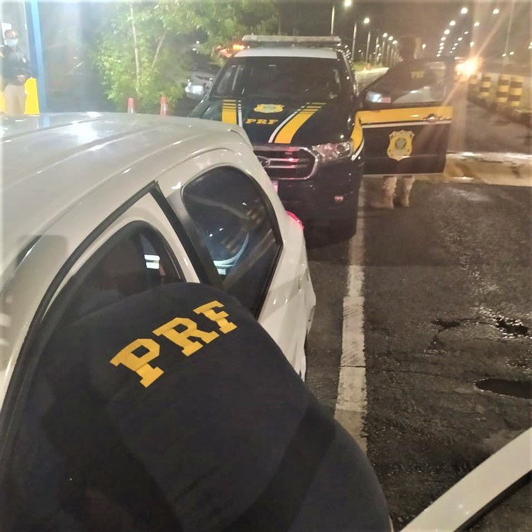 PRF recupera veículo roubado em Salvador que estava circulando clonado na BR 324