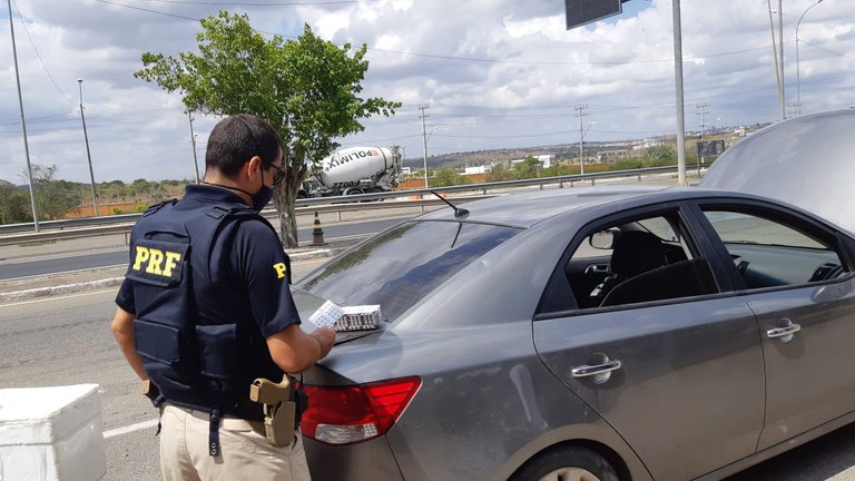 Casal é preso na BR 116 transportando quase 1.000 comprimidos de “rebite”; veja vídeo