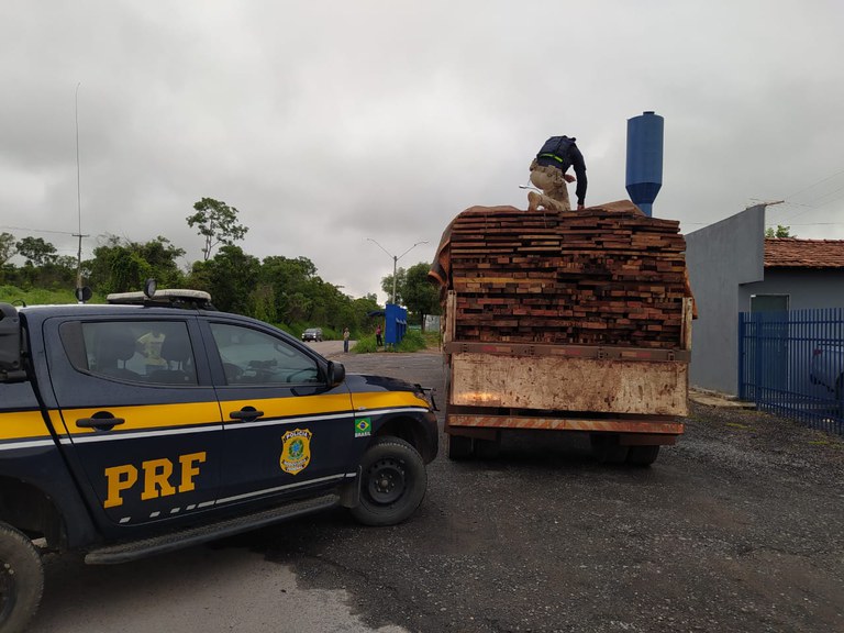 Em Barreiras (BA), PRF realiza apreensão de 27 toneladas de madeira serrada transportada irregularmente