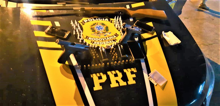 PRF apreende pistolas, carregadores, munições e drogas na BR 101 em Eunápolis (BA)
