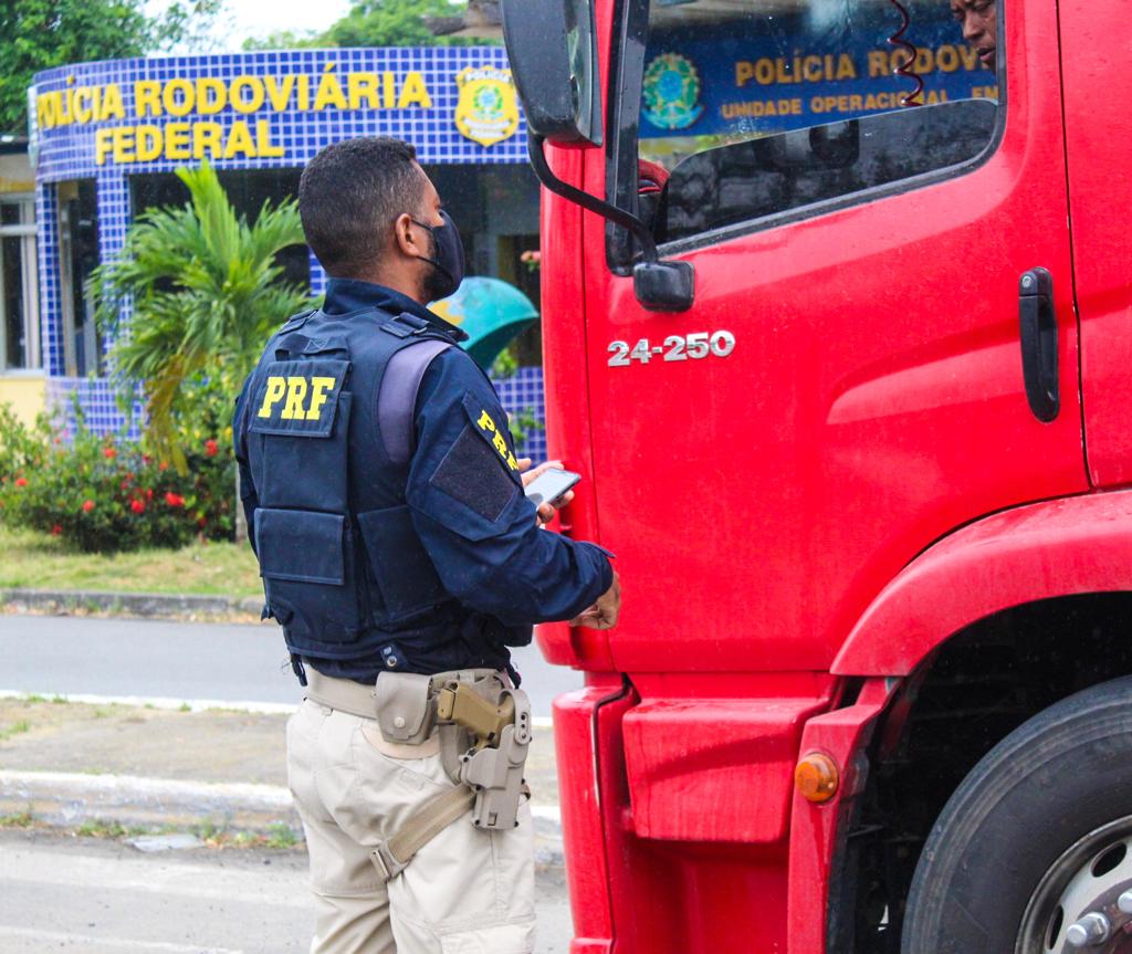 PRF na Bahia intensifica fiscalização a veículos de carga com foco na segurança viária; 70 comprimidos de ‘rebite’ foram apreendidos