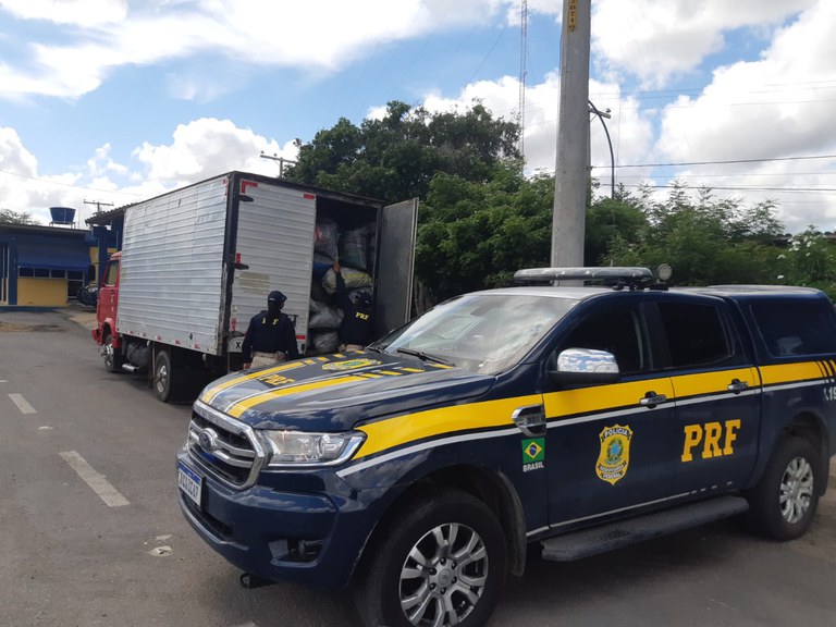 Sem licença ambiental válida, condutor é flagrado pela PRF transportando caminhão lotado com mais de 5.000 Kg carvão vegetal na BR 242