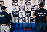 Ação integrada entre PRF e Polícia Civil apreende farto arsenal de armas e munições em Ibirapitanga (BA);um casal foi preso