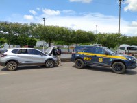 Em Barreiras(BA), condutor que realizava ultrapassagem proibida é flagrado e preso pela PRF com veículo roubado há pouco menos de 03 meses