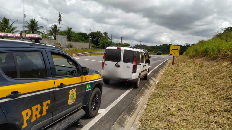 Emocionada, mulher agradece ação exitosa da PRF que culminou na recuperação do seu carro; veja vídeo