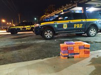 Mais prejuízo ao narcotráfico: PRF na Bahia apreende 43 Kg de cocaína na BR 116, município de Feira de Santana (BA)