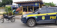 Homem é preso pela PRF na Bahia com motocicleta roubada, ao levar mulher grávida pra realizar pré-natal.