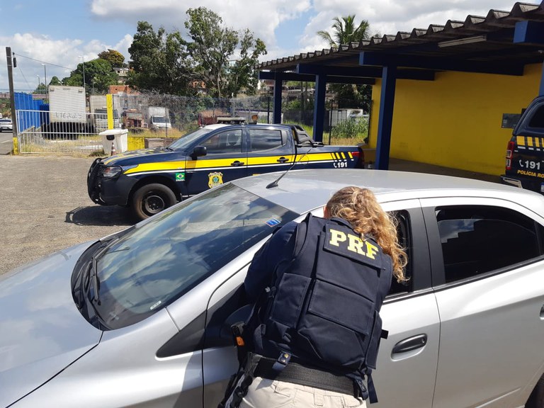 Onix fruto de golpe em locadora de veículos é recuperado pela PRF em Simões Filho(BA)