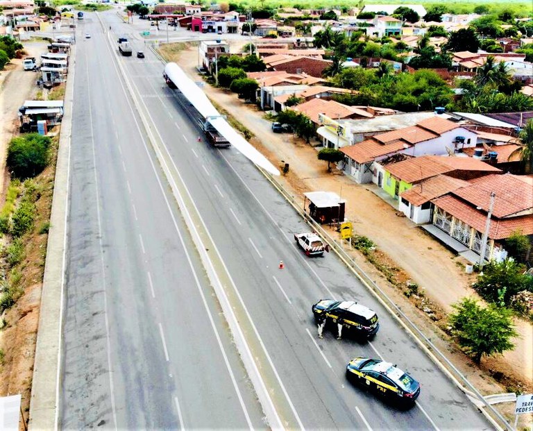 PRF garante segurança viária na escolta de pás eólicas destinadas a construção de parques de geração de energia limpa na Bahia