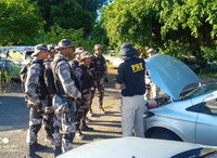 PRF na Bahia ministra instrução de identificação veicular para alunos do V Curso de Patrulhamento Tático Móvel no Batalhão da Polícia de Choque