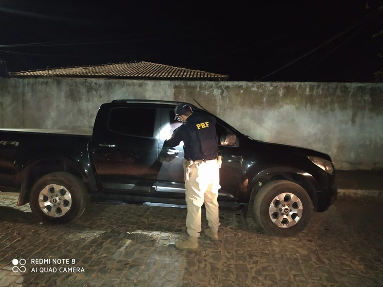 Caminhonete roubada em Recife (PE) é recuperada em trecho da BR 242, em Barreiras (BA).