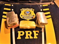 Em Eunápolis (BA), PRF apreende cocaína, pasta base e maconha escondidos dentro de ônibus