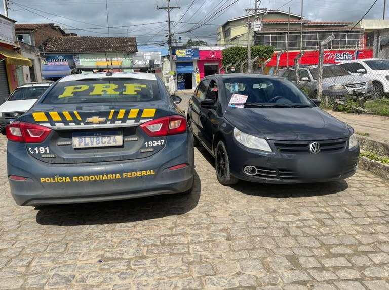 Em Sapeaçu (BA), homem é preso pela PRF após ser flagrado vendendo carro roubado em ‘Feira Livre’ na BR 101