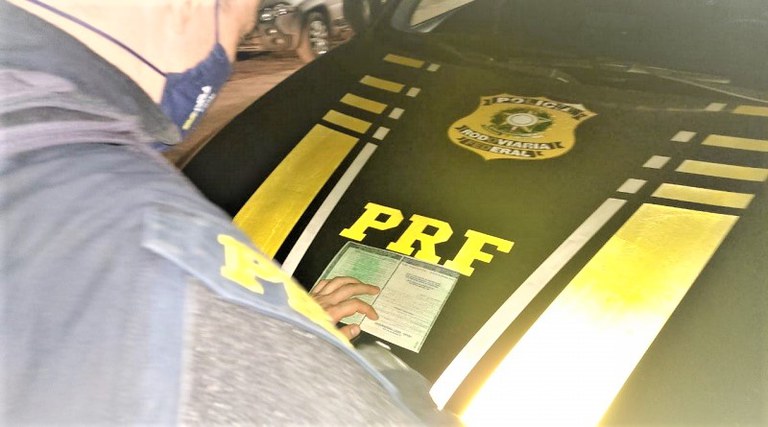 Motorista de ônibus é preso por uso de documento falso na BR 135 em Barreiras (BA)