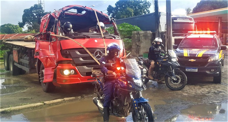 Motorista utilizando capacete é flagrado dirigindo caminhão dentro de cabine destruída por acidente