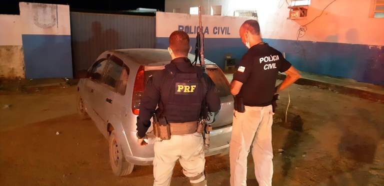 Na Região Oeste da Bahia, PRF e PCBA executam mandado de prisão e prendem motorista bêbado por desacato e uso documento falso