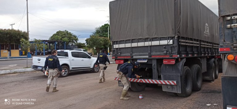 PRF apreende semirreboque adulterado na BR 242 em Itaberaba (BA)