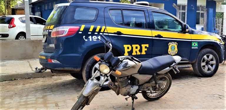 PRF flagra condutor sem capacete transitando com motocicleta adulterada na BR 101