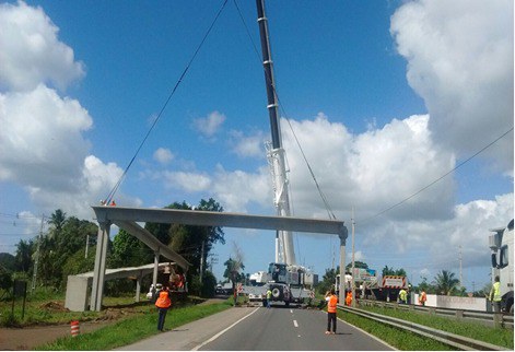 PRF informa interdição na BR 116 para içamento de travessia para construção de passarela