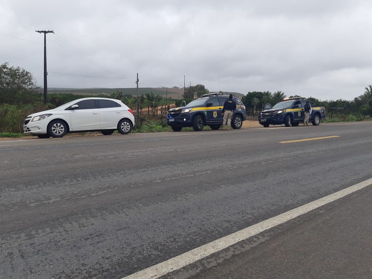 PRF recupera veículo pertencente à locadora e prende motorista na BR 101 em Eunápolis (BA)