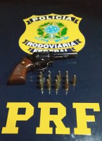 Durante atividades da Operação Corpus Christi, PRF apreende revólver encontrada na cintura de motociclista na BR 235