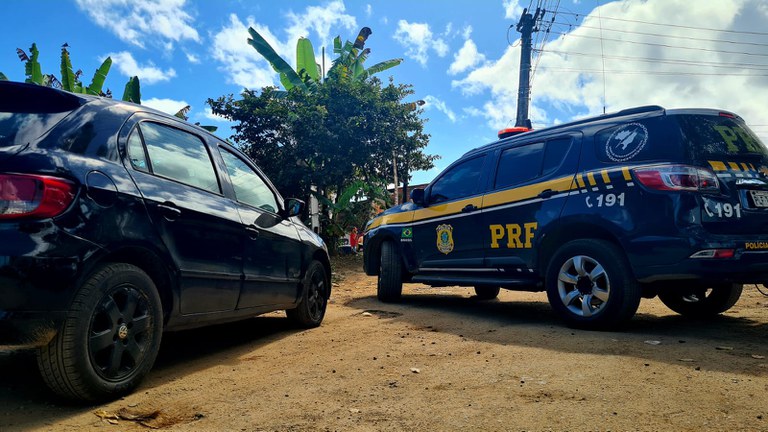 Durante a avaliação no Gol, verificou-se que os caracteres do carro estavam adulterados e que as placas foram clonadas.