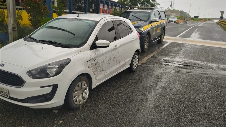 Vítima teve o carro tomado de assalto durante uma ‘corrida’ na região de Simões Filho (BA).