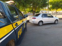 Barreiras (BA): Em ação rápida na BR 242, PRF recupera Fiat/Siena roubado em Candeias