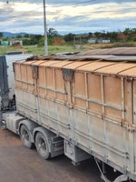 Com mais de 30 toneladas de excesso de peso carreta carregada com milho é apreendida pela PRF e multada em mais de 20.000 reais
