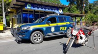 Em ‘blitz’ da Operação Corpus Christi, PRF prende homem com moto roubada na BR 101