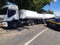 Em Encruzilhada (BA), PRF apreende carreta de combustível com nota fiscal fraudada