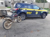 Em Eunápolis (BA), PRF executa mandado de prisão, recupera motocicleta furtada e apreende 240 Kg de carne bovina