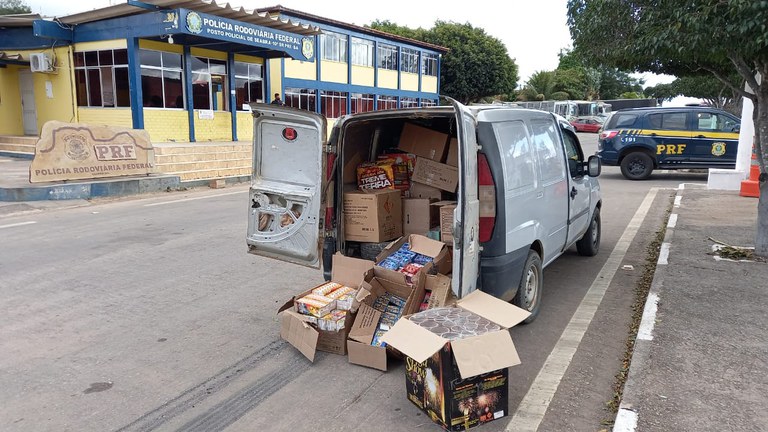 PRF apreende caminhonete lotada com fogos de artifício sem nota fiscal na BR 242; veja vídeo