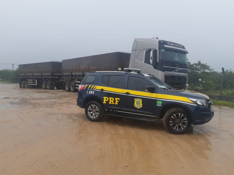 PRF flagra caminhão com mais de 20 toneladas de excesso de peso na BR 423